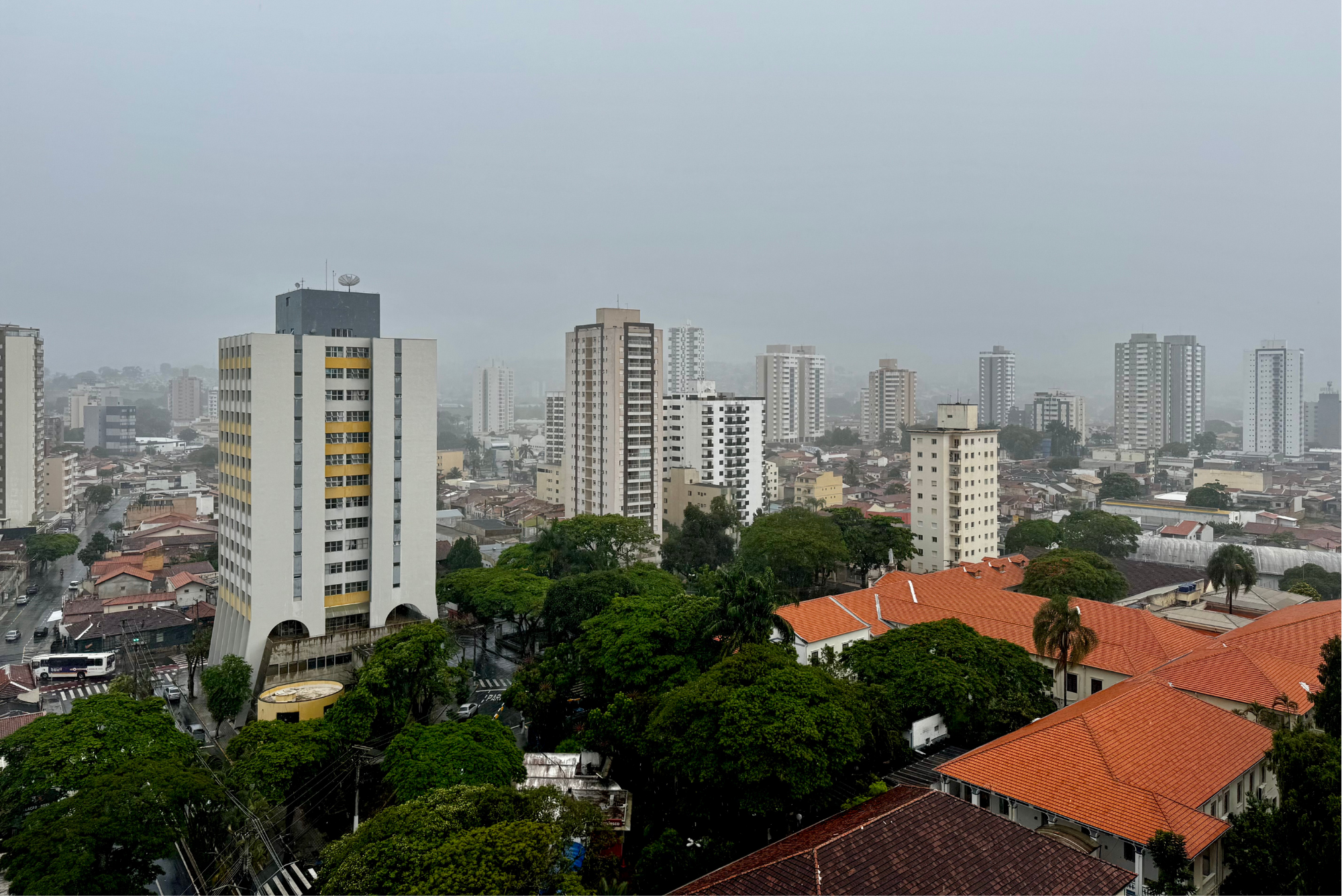 Frente fria traz chuva e queda de temperatura ao Vale