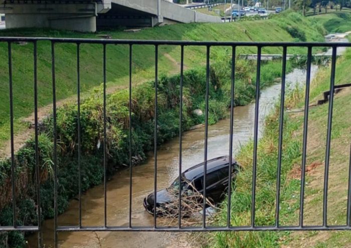 Carro cai no córrego do Vidoca em São José dos Campos