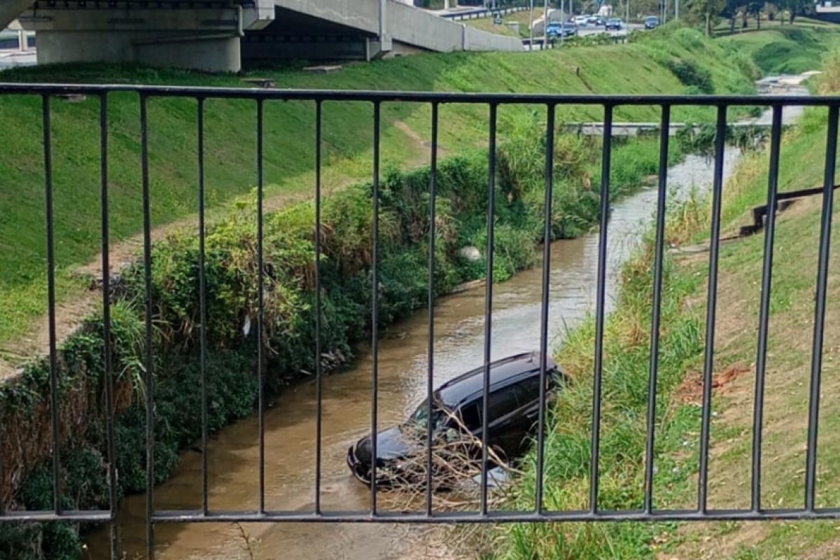 Carro cai no córrego do Vidoca em São José dos Campos