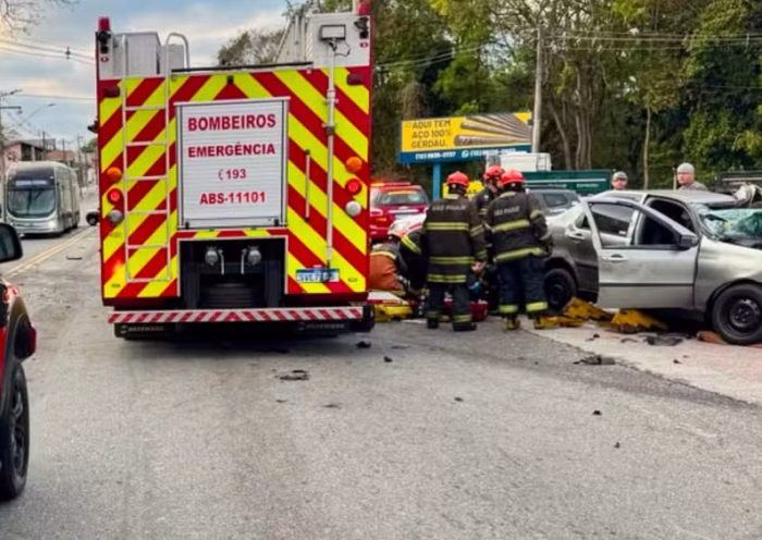 Colisão entre carro e ônibus deixa 2 feridos em SJC