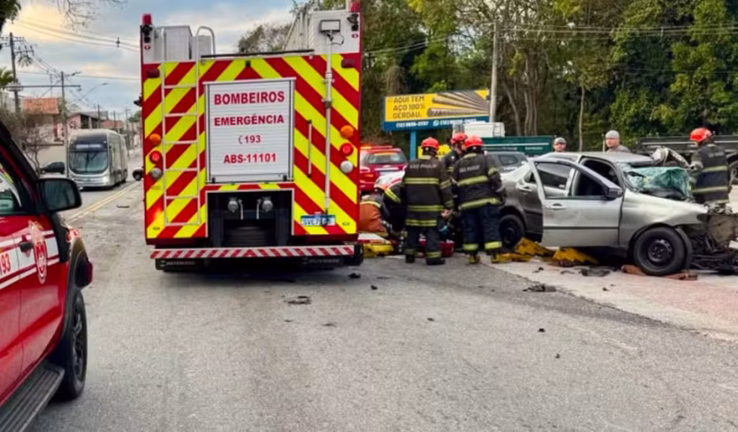 Colisão entre carro e ônibus deixa 2 feridos em SJC