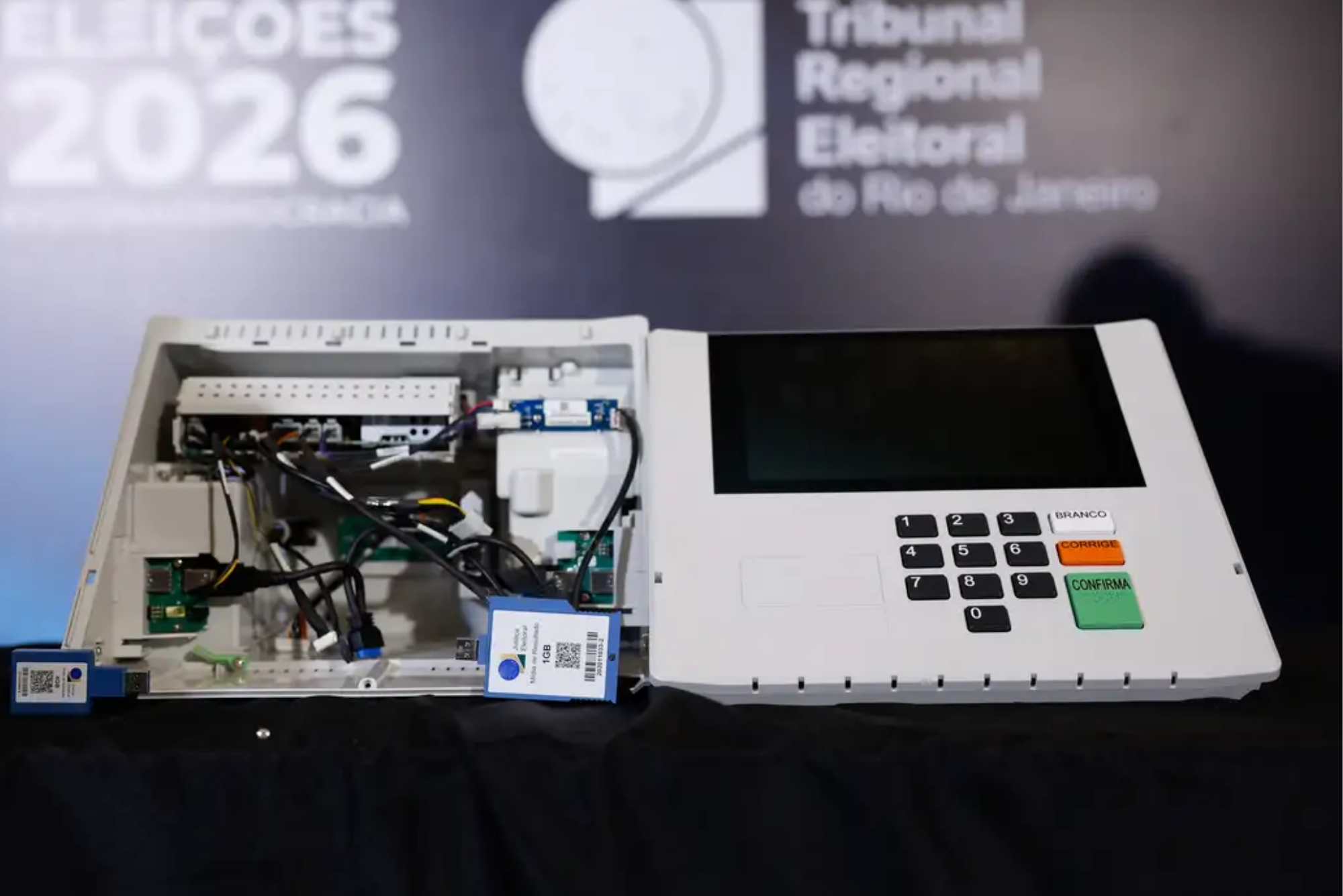 TSE Abre Urna Eletrônica ao Vivo Pela Primeira Vez para Mostrar Segurança