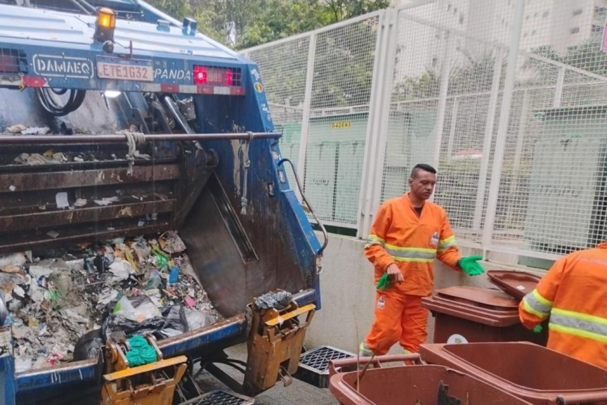 Greve de coletores chega ao 2º dia em São José
