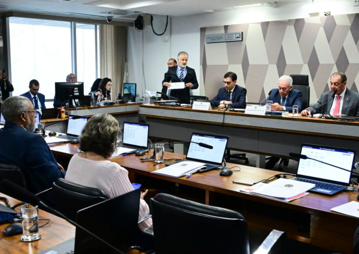 CCJ do Senado aprova PEC que acaba com jornada 6x1