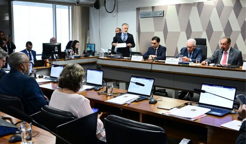 CCJ do Senado aprova PEC que acaba com jornada 6x1