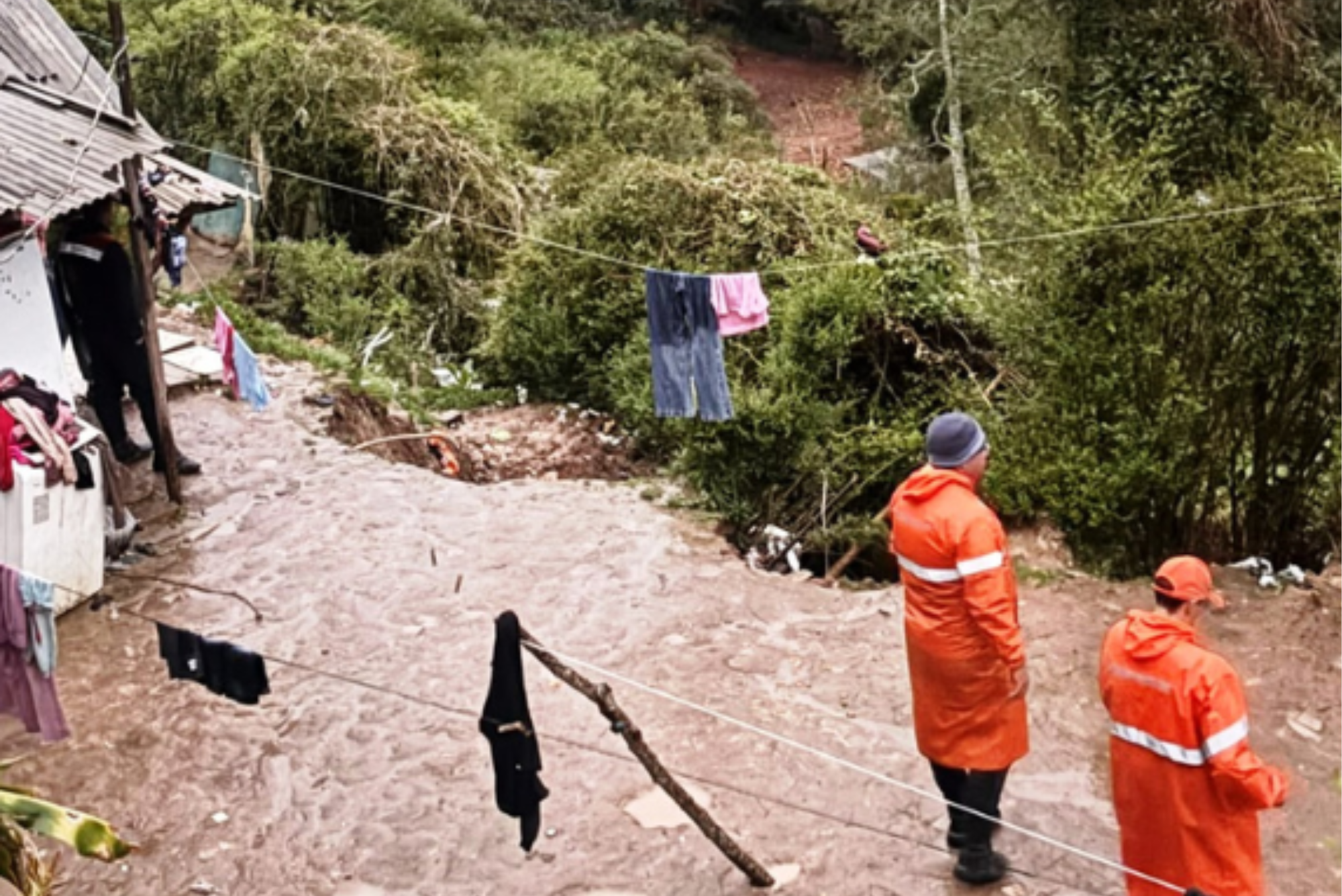 Deslizamento deixa 9 desalojados em Campos do Jordão