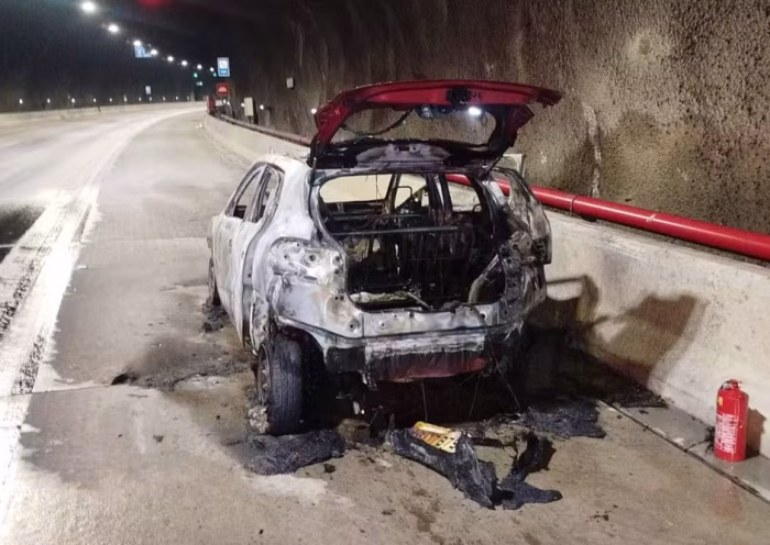 Carro pega fogo em túnel da Tamoios