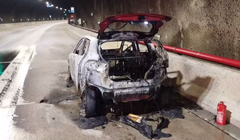Carro pega fogo em túnel da Tamoios
