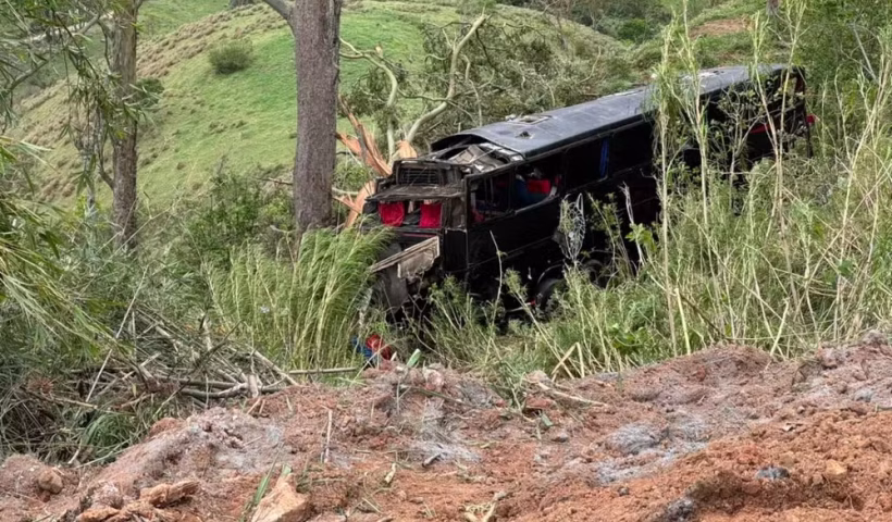 Equipes preparam retirada de ônibus da ribanceira em Cruzeiro