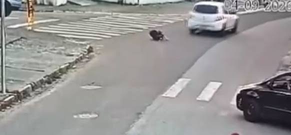 Jovem é arrastada por carro de aplicativo em Tremembé