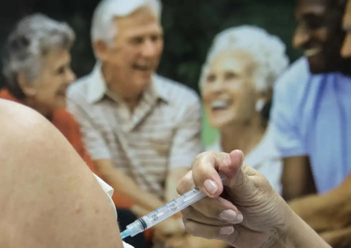 SUS oferece nova vacina contra pneumonia para idosos