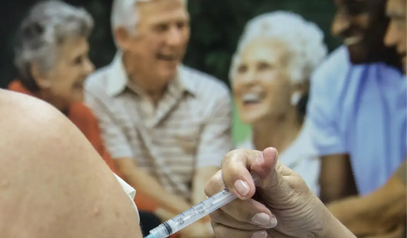 SUS oferece nova vacina contra pneumonia para idosos