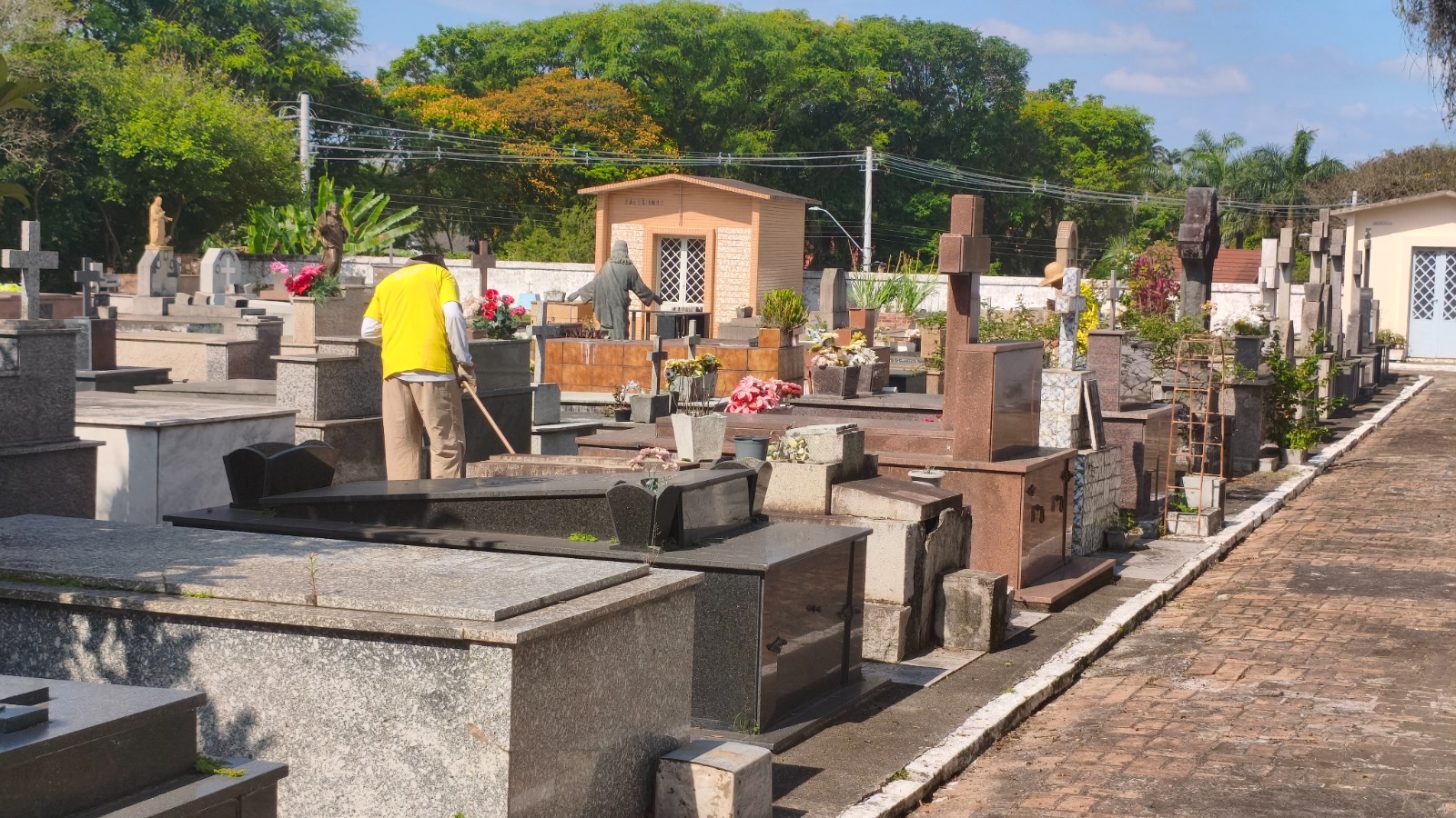 Finados em Pindamonhangaba: reformas em túmulos vão até dia 28; veja horários e missas