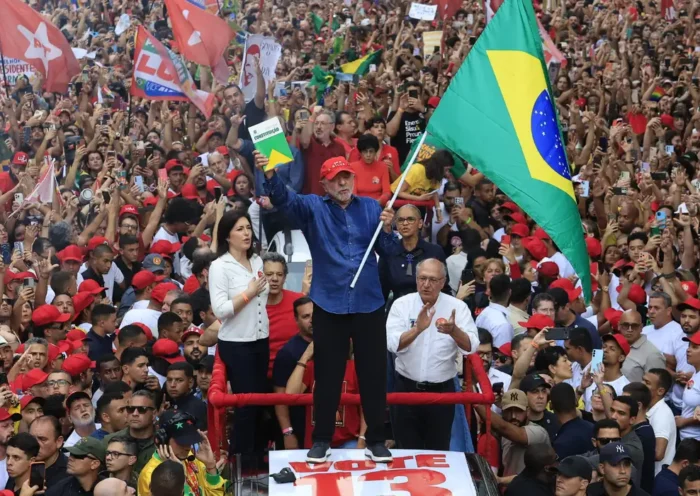 Lula derrota Flávio Bolsonaro e é reeleito presidente pela quarta vez
