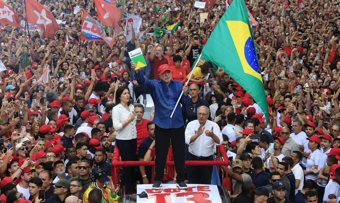 Lula derrota Flávio Bolsonaro e é reeleito presidente pela quarta vez