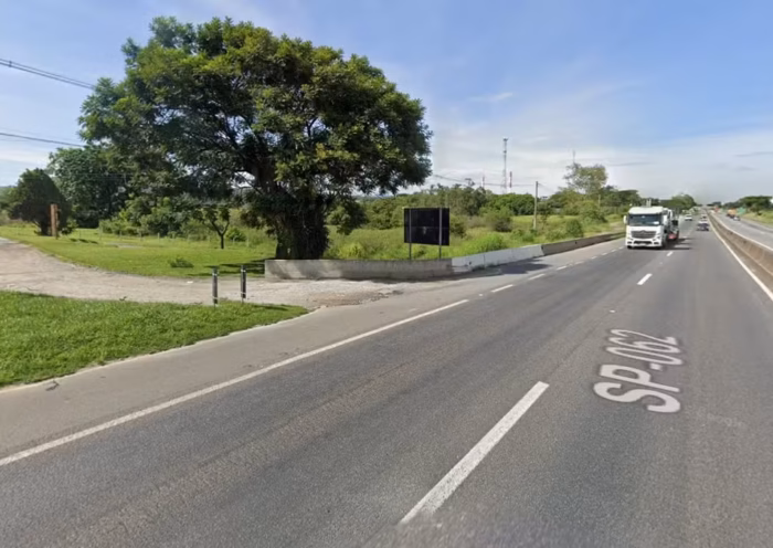 Mulher morre após ser atropelada na Dutra, em Lorena