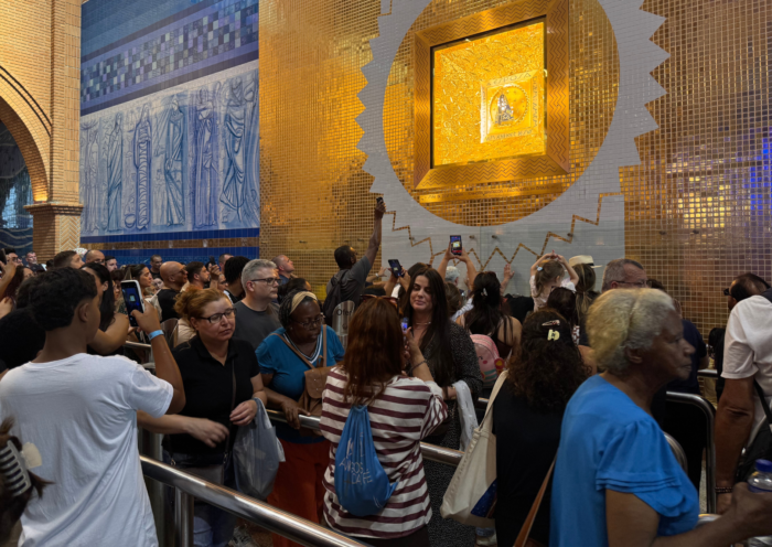 Santuário de Aparecida bate recorde com 200 mil fiéis