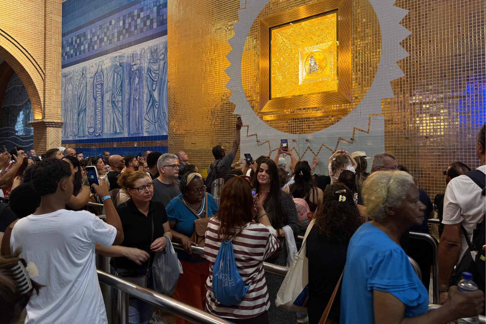 Santuário de Aparecida bate recorde com 200 mil fiéis