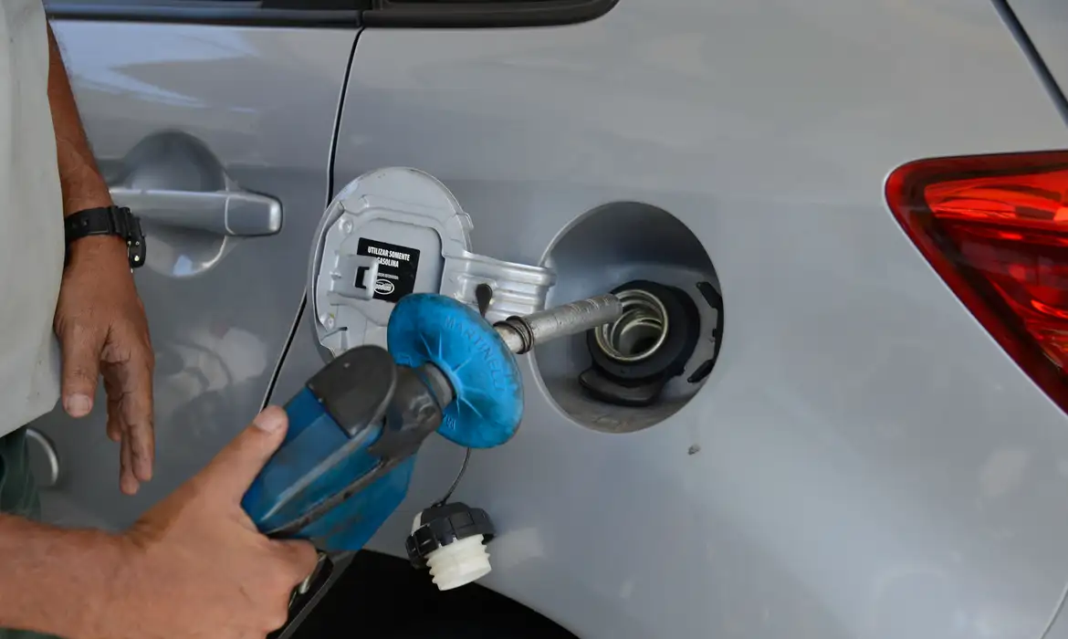 Governo renova subvenção de R$ 2,12 do diesel por mais um mês