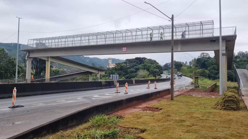 Nova passarela da Fernão Dias é liberada em Vargem